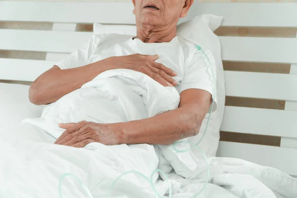 Szomorú Öregember Fekszik Kórházi Ágyon Egy Orrlélegeztető Csővel Kezelik Légzőszervet — Stock Fotó