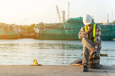 Güvenlik kaskı takan mühendisler oturup düşünüyorlar. Çalışmada kararlılık ve kararlılık kavramı ve başarı kavramı