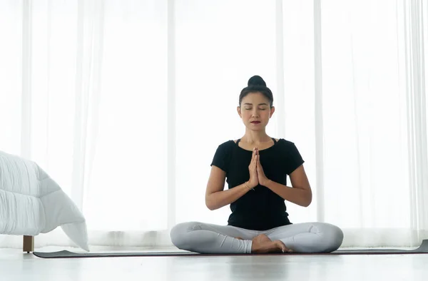 Mulheres Meia Idade Fazendo Ioga Fácil Pose Para Meditação Com — Fotografia de Stock