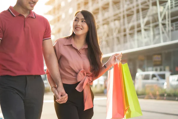 Happy Young Couple Shoppers Walking Shopping Street Holding Colorful Shopping — Stock Photo, Image