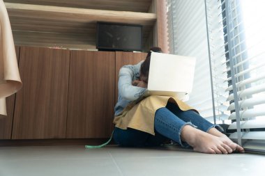 Dükkanı iş yapmayı bıraktığı için pencerenin yanında oturan stresli Asyalı girişimci. Finansal sorunlar ve ekonomik yavaşlama nedeniyle. İş krizi kavramı