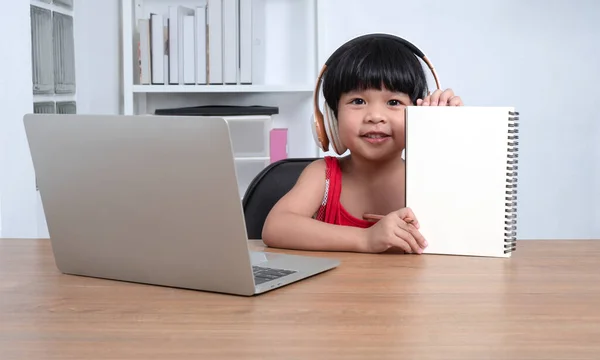 Счастливая Азиатская Студентка Онлайн Урока Компьютера Учителем Онлайн Образование Технология — стоковое фото