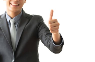 Başparmaklarının seçici odağı. Genç iş adamı başarılı bir işe parmak basıyor. Girişimcilik alanında yeni girişimci başarısı kavramı.