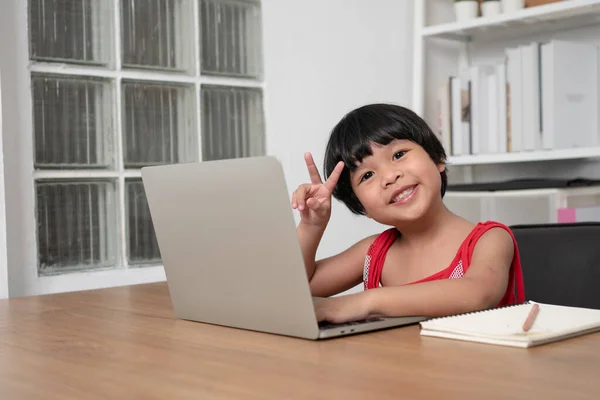 Счастливая Азиатская Студентка Онлайн Урока Компьютера Учителем Онлайн Образование Технология — стоковое фото