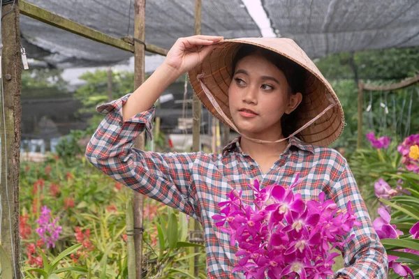 Giardiniere Dispone Giardino Del Orchid Che Tiene Cappello Tenendo Orchidee — Foto Stock