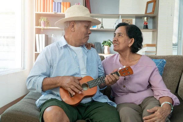 Feliz Casal Asiático Sênior Jogando Ukulele Cantando Juntos Casa Conceito — Fotografia de Stock