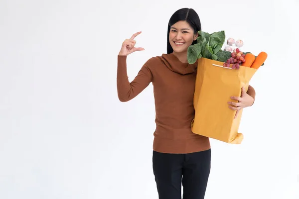 Mujer Asiática Feliz Sonriendo Abrir Palma Mano Lleva Una Bolsa —  Fotos de Stock