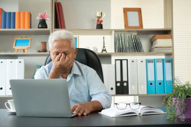 Bilgisayarı hesaplama ve günlük harcamaları not etmek için kullanan mutlu bir Asya 'lı. Yaşam tarzı, öğrenme ve finans sektörü kavramı