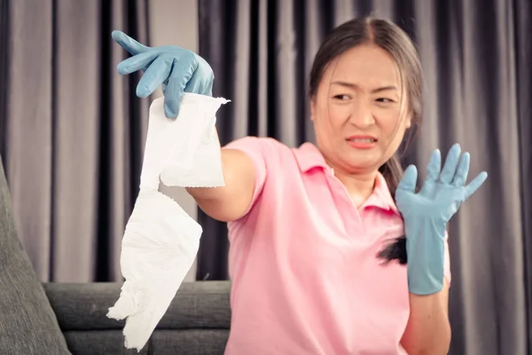 Hausfrau Mittleren Alters Tragen Blaue Gummihandschuhe Halten Sie Müll Mit — Stockfoto