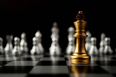 Diğer satrançların önünde duran Altın Kral satrancı, bir lider kavramı iş oyunlarında kazanmak için cesaret, liderlik ve iş vizyonuna sahip olmalıdır.