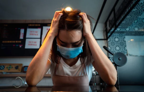 アジアの女性コーヒーショップの経営者ビジネス損失をもたらすコロナウイルスのパンデミックの影響を強調し 失望しました — ストック写真