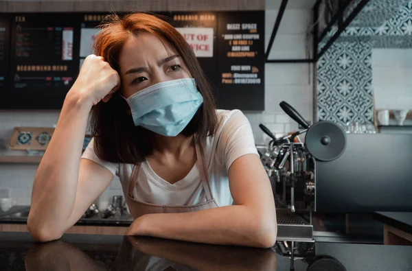 アジアの女性コーヒーショップの経営者ビジネス損失をもたらすコロナウイルスのパンデミックの影響を強調し 失望しました — ストック写真