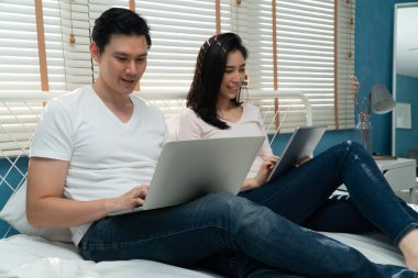 Balayı için seyahat yerleri ve kitap seyahatleri bulmak için birlikte tablet arayan mutlu genç bir çift. Kolaylık için teknoloji kavramı, evlilikten sonra mutluluk.