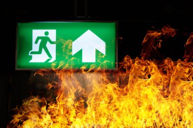 Deponun tavanında yeşil yangın merdiveni tabelası asılıydı. Yangın kaçış eğitimi ve tahliye hazırlığı kavramı