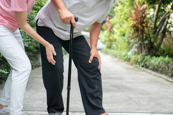 Hombre Mayor Asiático Caminando Patio Trasero Dolorosa Inflamación Rigidez Las — Foto de Stock