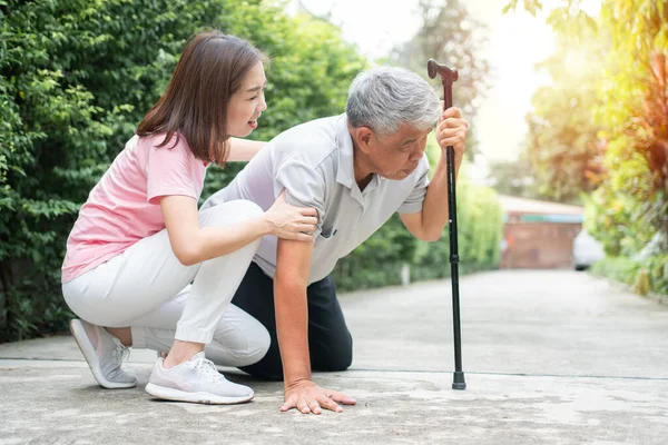 Asiatisk Senior Man Faller Hemma Trädgården Orsakas Myasteni Muskelsvaghet Och — Stockfoto