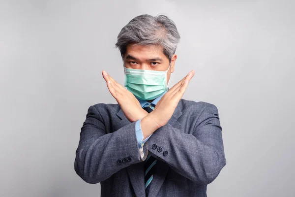 手術用医療マスクでカメラを見て あなたの手を上げるアジアのビジネスマンの肖像画は禁止します 感染症の予防の概念 Covid — ストック写真