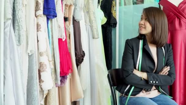 Felice giovane sarta donna asiatica stilista sta controllando per il completamento di un abito e vestire in uno showroom. Concetto di successo giovane imprenditore nel business della moda. — Video Stock