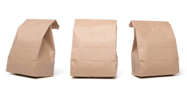 Beyaz bir arkaplanda izole edilmiş öğle yemeği kağıdı paketi grubu