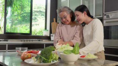 Mutfakta, bir kız ve yaşlı annesi yemek pişirme yoluyla özel bir bağ kurarlar. Bakımları aile değerlerini yansıtıyor, emeklilik yaşam tarzında bir bakıcı rolünü gösteriyor.