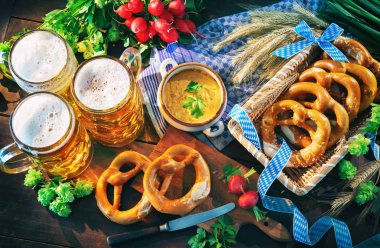 Yumuşak çubuk kraker, obatzter ve turp rustik ahşap masa üzerinde Bavyera bira. Oktoberfest menü