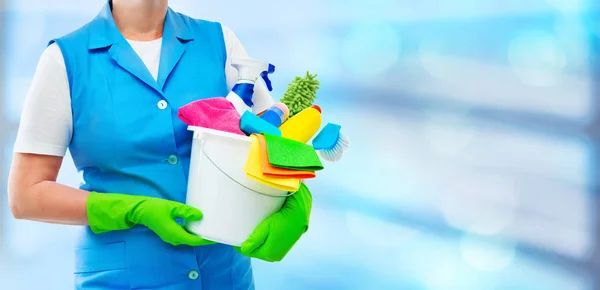 Haushälterin Beim Putzen Büro Frau Trägt Schutzhandschuhe Und Hält Eimer — Stockfoto