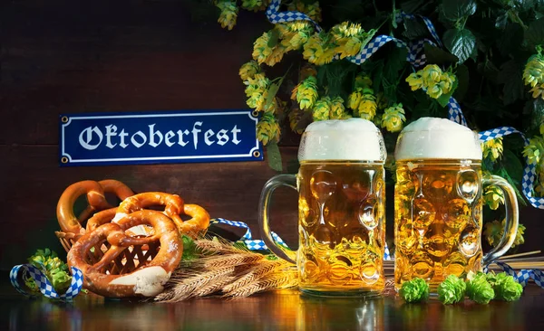 Bayerisches Bier Mit Brezeln Weizen Und Hopfen Auf Rustikalem Holztisch — Stockfoto