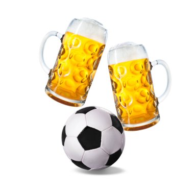 Beyaz bir arka plan üzerinde izole bira ve futbol topu ile iki bardak