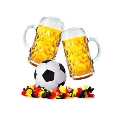 İki bardak bira ve futbol topu ile beyaz bir arka plan üzerinde izole Alman çiçek zinciri ile