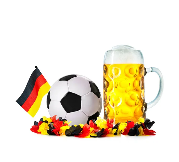 玻璃与啤酒 足球与德国旗子和花链子被隔绝在白色背景上 — 图库照片