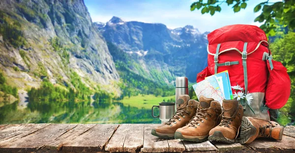 大きなバックパックと山のトレッキング ブーツ湖風景 — ストック写真
