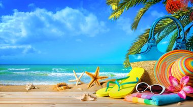 Hasır şapka ve güneş gözlüğü sahilde. Yaz tatil kavramı