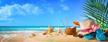 Hasır şapka ve güneş gözlüğü sahilde. Yaz tatil kavramı