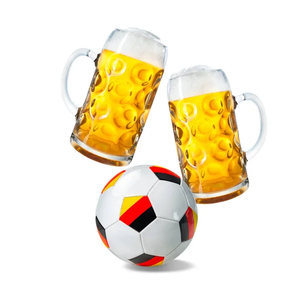 两杯啤酒和足球与德国国旗隔离在白色背景上 — 图库照片