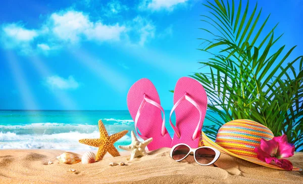 沙滩上戴着草帽和太阳镜 暑期假期概念 — 图库照片