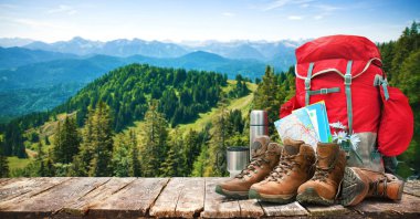 Büyük sırt çantası ve dağlarda trekking botları
