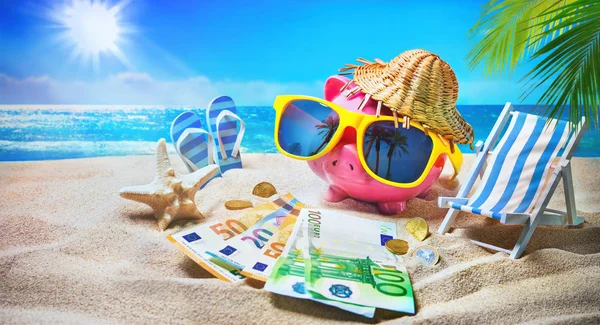 Piggy Bank Com Óculos Sol Relaxar Nas Férias Praia Conceito — Fotografia de Stock