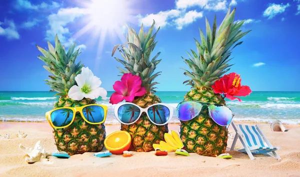Abacaxis Atraentes Óculos Sol Elegantes Areia Contra Mar Azul Turquesa — Fotografia de Stock