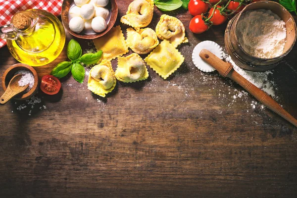 Draufsicht Auf Hausgemachte Pasta Ravioli Auf Altem Holztisch Mit Mehl — Stockfoto