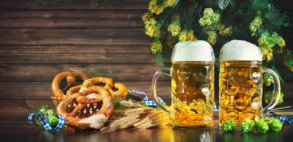 巴法力亚啤酒与软的椒盐脆饼 麦子和跃点在质朴的木桌 啤酒节背景 — 图库照片