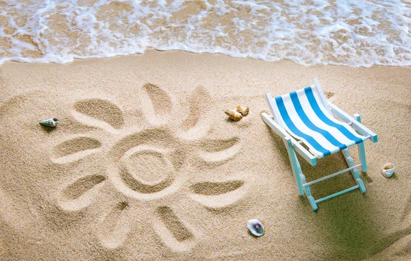 Cadeira Uma Praia Com Sol Desenhado Areia Conceito Férias Praia — Fotografia de Stock