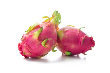 Beyaz arka planda ejderha meyvesi (Pitaya, Pitahaya) izole