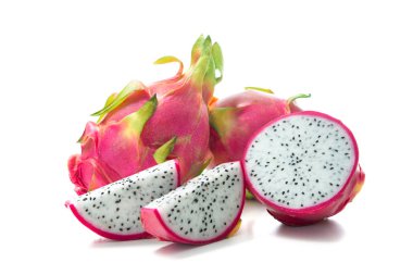 Beyaz arka planda ejderha meyvesi (Pitaya, Pitahaya) izole