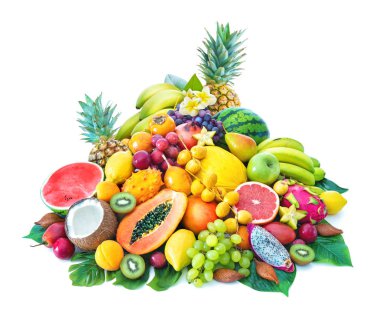 Palmiye yaprakları ve egzotik çiçekler üzerinde beyaz izole tropikal meyve çeşitleri