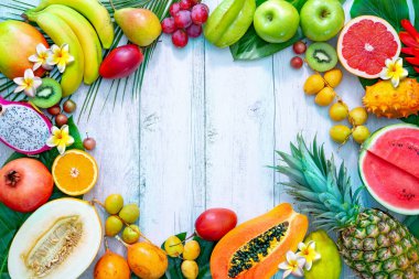 Palmiye yaprakları ve egzotik çiçekler ile tropikal meyve ürün yelpazesine. Üstten görünüm