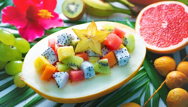 Exotische Tropische Vruchten Salade Geserveerd Helft Van Een Meloen Bladeren — Stockfoto