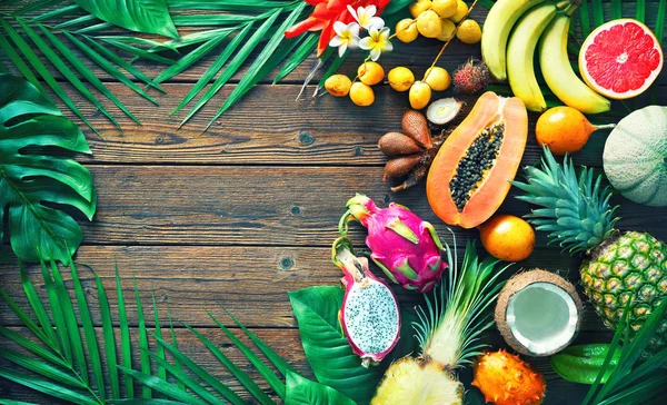 Sortiment Tropischer Früchte Mit Blättern Von Palmen Und Exotischen Blumen — Stockfoto