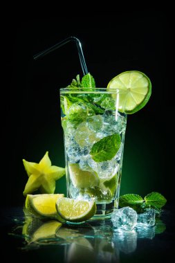 Mojito taze limon ve koyu arka plan üzerine nane kokteyli