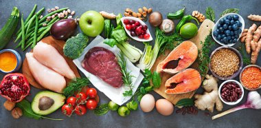 Dengeli beslenme gıda arka plan. Organik Gıda sağlıklı beslenme, superfoods, et, balık, baklagiller, fındık, tohumlar ve Yeşiller 