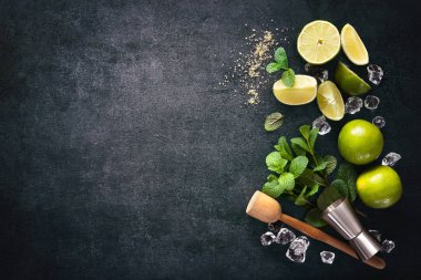 Mojito kokteyl yapımı. Nane, kireç, malzemeyi buz ve mutfak eşyaları bar